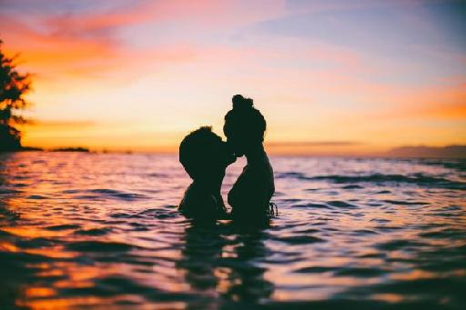 Nằm mơ hôn nhau có điềm gì? Gợi ý con số may mắn phát tài